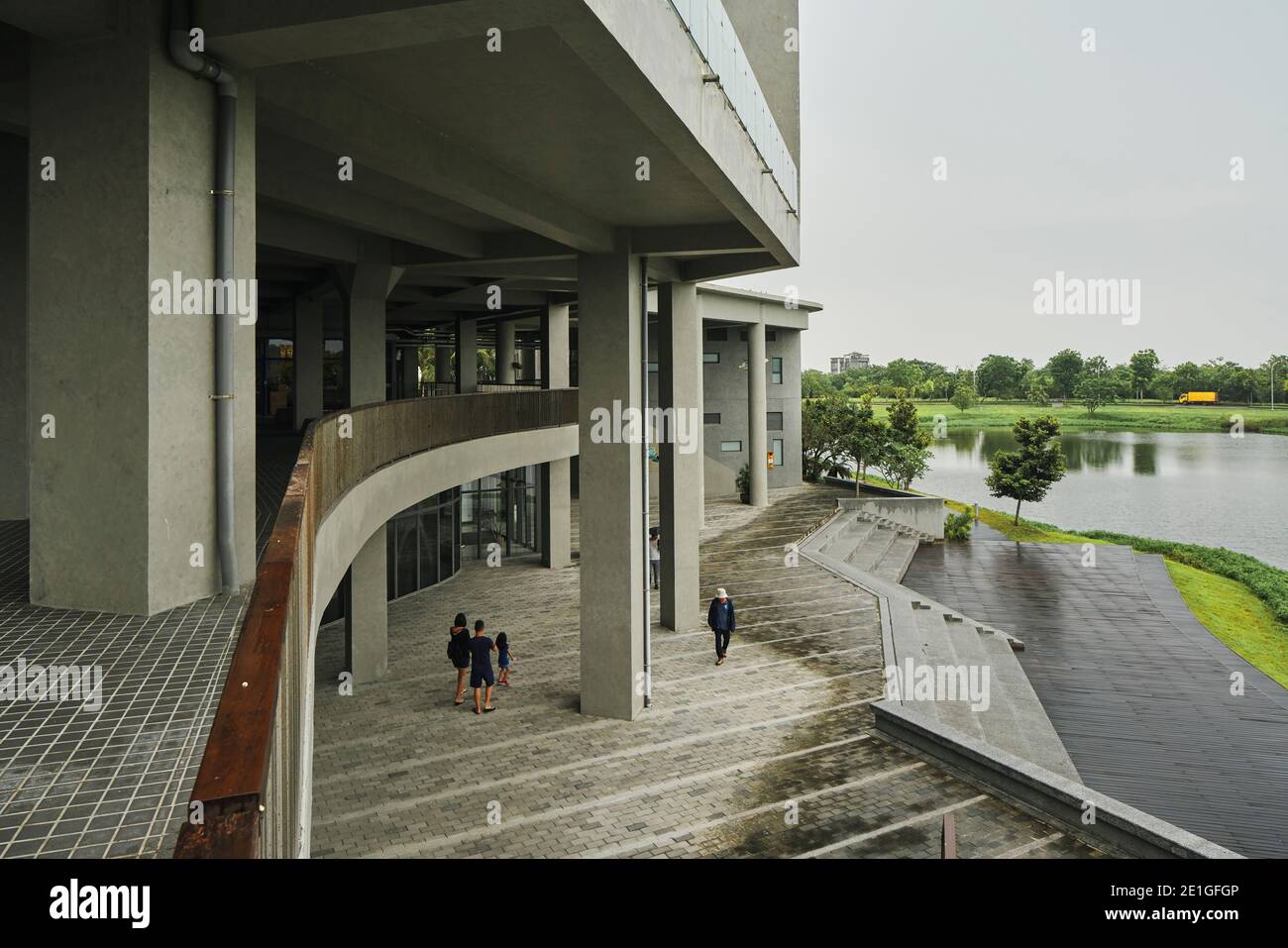 National Taitung University Library and Information Centre in Taitung, Taiwan, auf einem Campus zwischen Bergen und Meer. Stockfoto