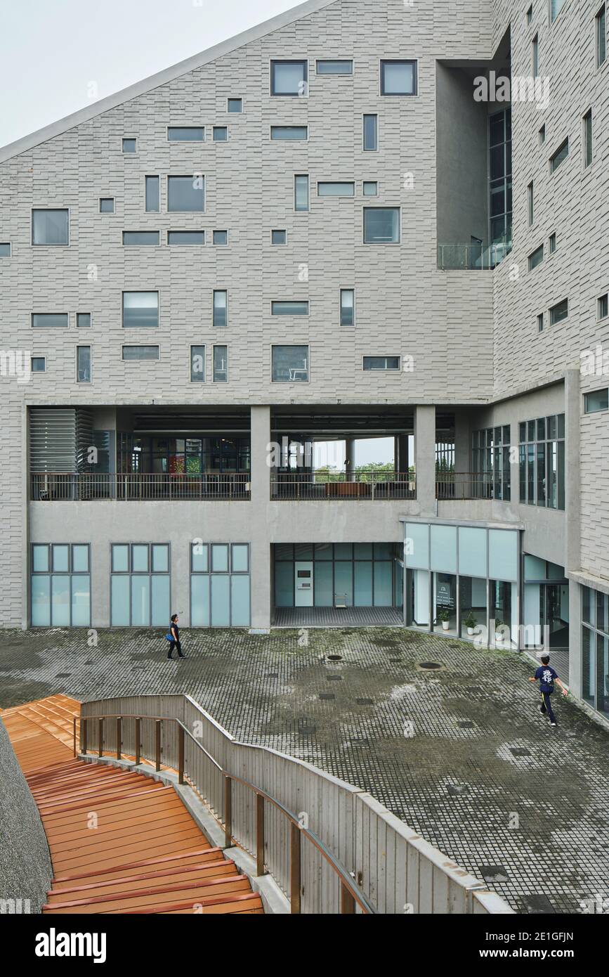 National Taitung University Library and Information Centre in Taitung, Taiwan, auf einem Campus zwischen Bergen und Meer. Stockfoto