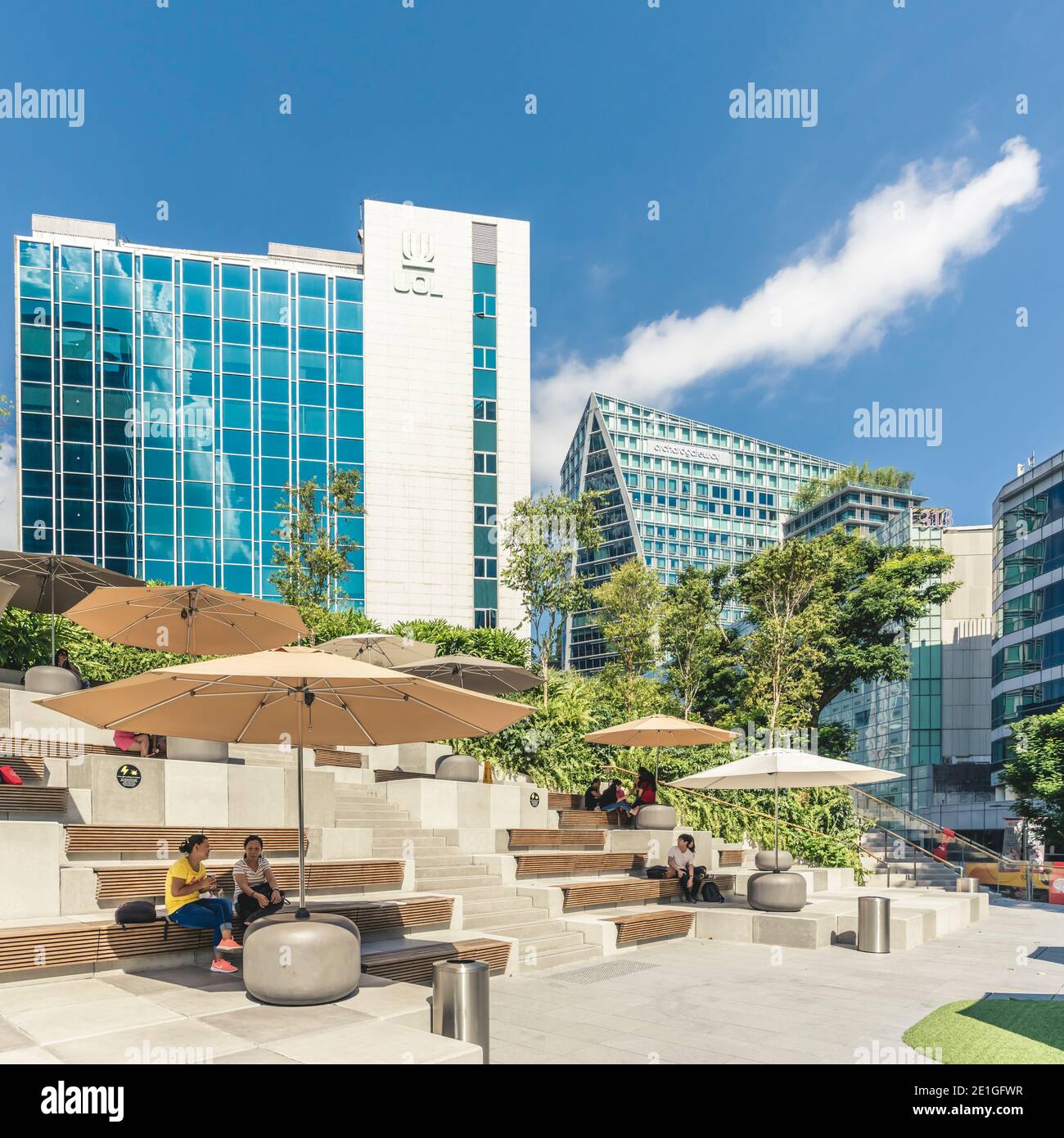 Grüne Außenbereiche im Design Orchard Einkaufszentrum, Singapur. Stockfoto