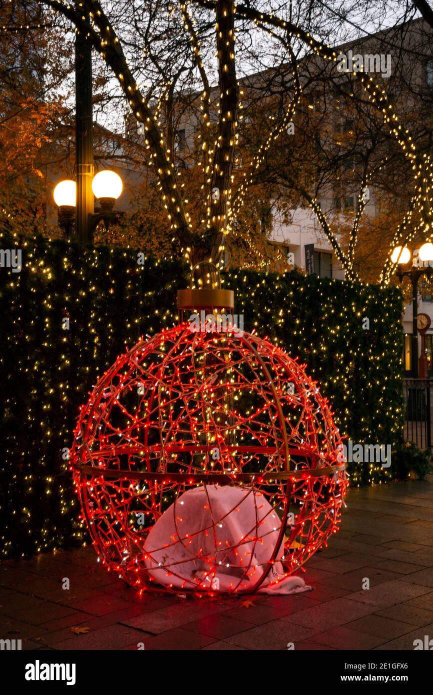 WA19017-00...WASHINGTON - Helle und bunte Lichter im Westlake Center in der Form eines Baumschmuck für die Winterfeier angeordnet. Stockfoto