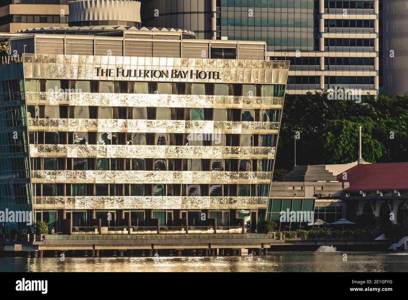 Schimmernde Fassade des Fullerton Bay Hotels, Singapur. Stockfoto