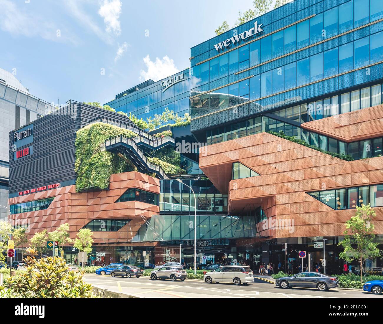 Außenansicht von Funan Singapore, einem integrierten Mixed-Use Hub mit Erlebnisverkauf, Singapur. Stockfoto