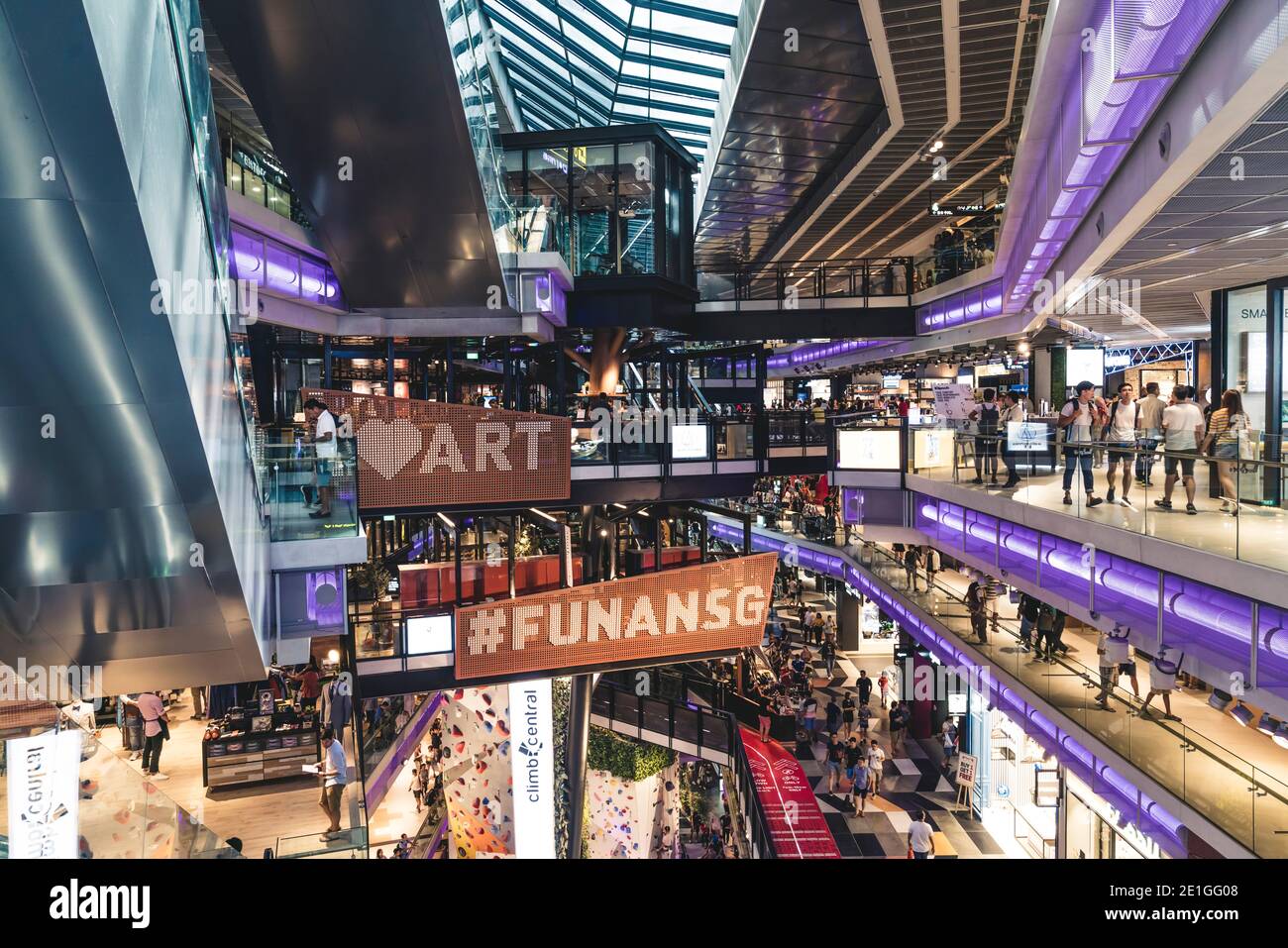 Außenansicht von Funan Singapore, einem integrierten Mixed-Use Hub mit Erlebnisverkauf, Singapur. Stockfoto