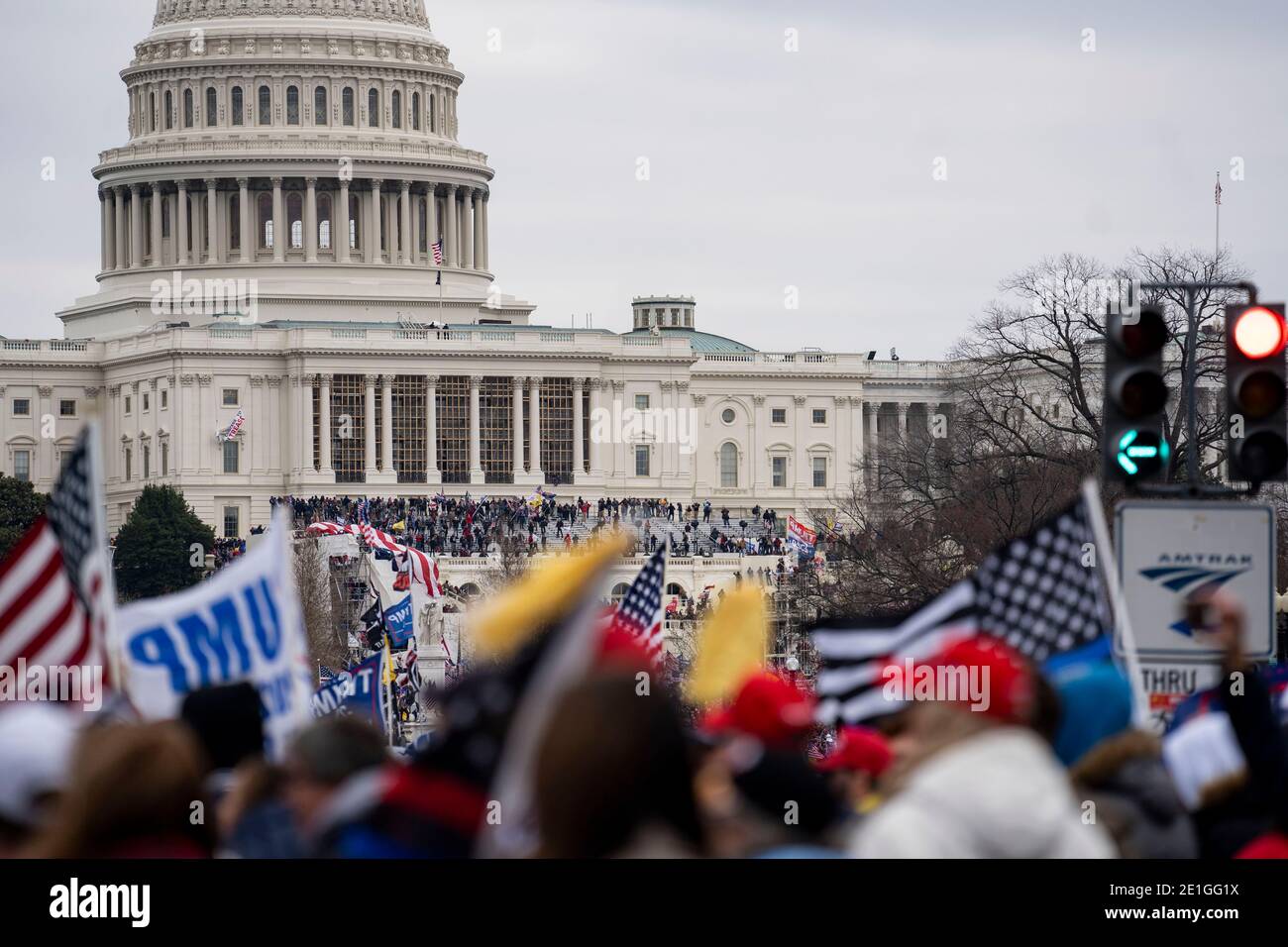 Peking, USA. Januar 2021. Unterstützer von US-Präsident Donald Trump versammeln sich in der Nähe des US-Kapitolgebäudes in Washington, DC, USA, 6. Januar 2021. Der designierte US-Präsident Joe Biden verurteilte das, was er am Mittwoch im US-Kapitol als "Aufstand" bezeichnete, nachdem einige Anhänger des republikanischen Amtsinhabers Donald Trump in das Gebäude einbrachen und die Stimmenzählung zum Stillstand gebracht hatten. Quelle: Liu Jie/Xinhua/Alamy Live News Stockfoto