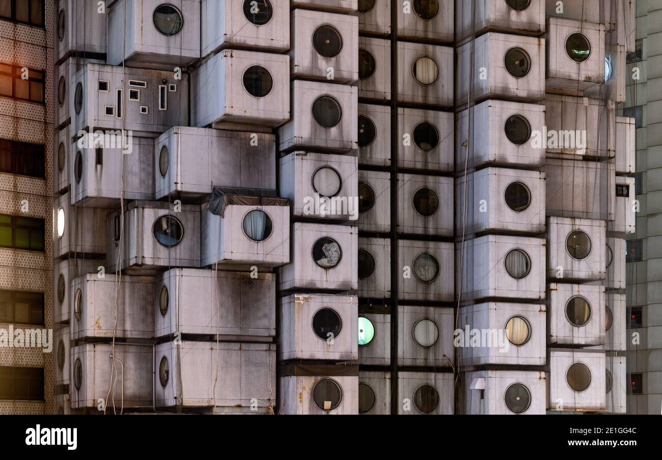 Fassade des Nakagin Capsule Tower, von der Überführung, Ginza, Tokyo, Japan. Das Gebäude wurde 1972 fertiggestellt. Stockfoto