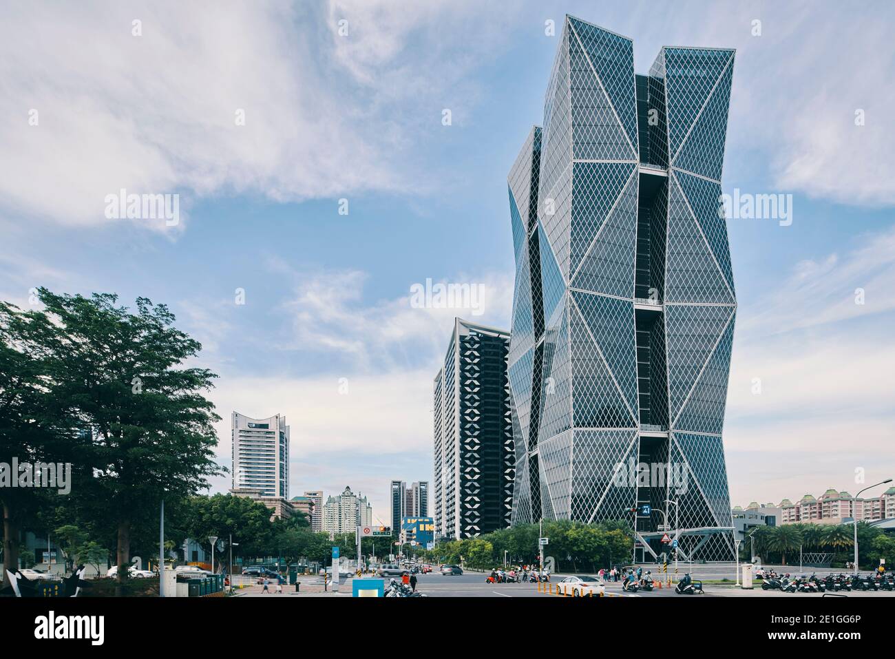 Außenansicht des Hauptquartiers der China Steel Corporation, einem Wolkenkratzer mit diamantförmiger Doppelhaut-Vorhangwand in Kaohsiung, Taiwan. Stockfoto