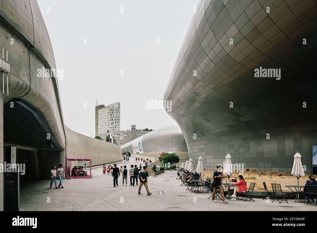 Außenansicht des Dongdaemun Design Plaza, auch bekannt als DDP, einem kulturellen Zentrum im Zentrum von Dongdaemun, einem historischen Viertel von Seoul, Südkorea. Stockfoto