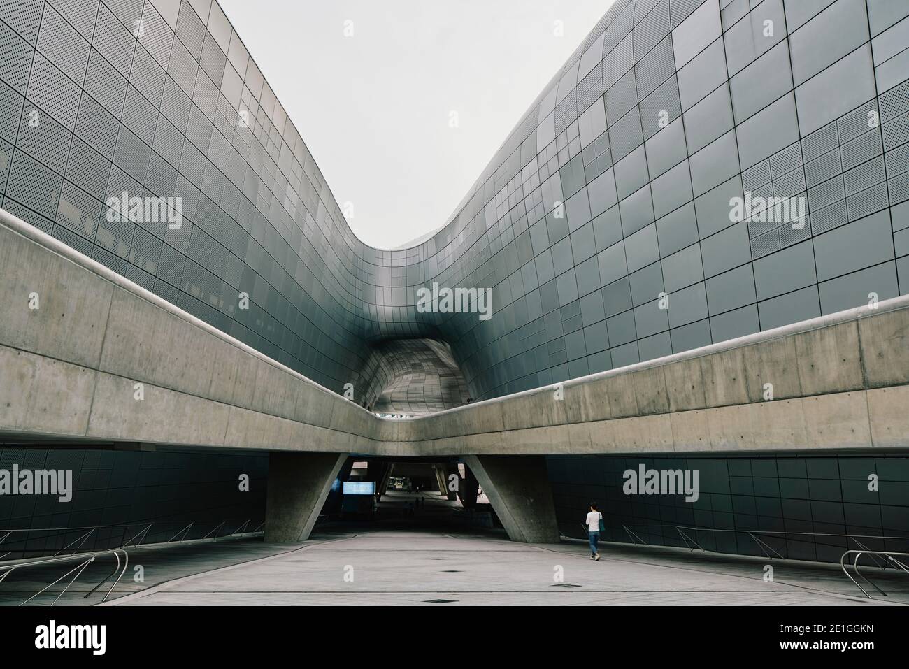 Außenansicht des Dongdaemun Design Plaza, auch bekannt als DDP, einem kulturellen Zentrum im Zentrum von Dongdaemun, einem historischen Viertel von Seoul, Südkorea. Stockfoto