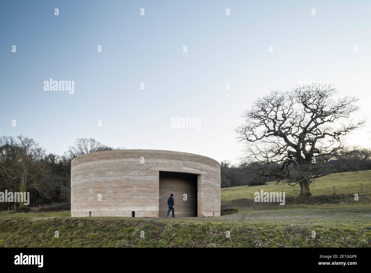 Außenansicht von Writ in Water, einem architektonischen Kunstwerk von Mark Wallinger, in Zusammenarbeit mit Studio Octopi, in Runnymede, Surrey, Großbritannien, im Auftrag des National Trust, um die bleibende Bedeutung von Magna Carta zu feiern. Stockfoto