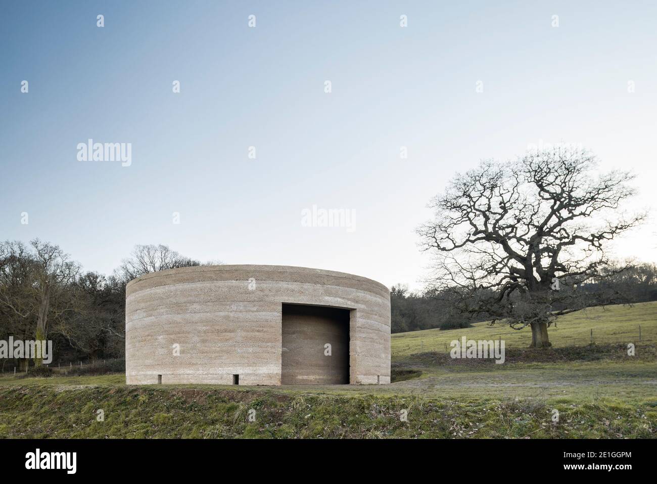 Außenansicht von Writ in Water, einem architektonischen Kunstwerk von Mark Wallinger, in Zusammenarbeit mit Studio Octopi, in Runnymede, Surrey, Großbritannien, im Auftrag des National Trust, um die bleibende Bedeutung von Magna Carta zu feiern. Stockfoto
