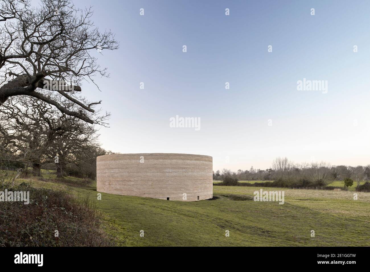 Außenansicht von Writ in Water, einem architektonischen Kunstwerk von Mark Wallinger, in Zusammenarbeit mit Studio Octopi, in Runnymede, Surrey, Großbritannien, im Auftrag des National Trust, um die bleibende Bedeutung von Magna Carta zu feiern. Stockfoto