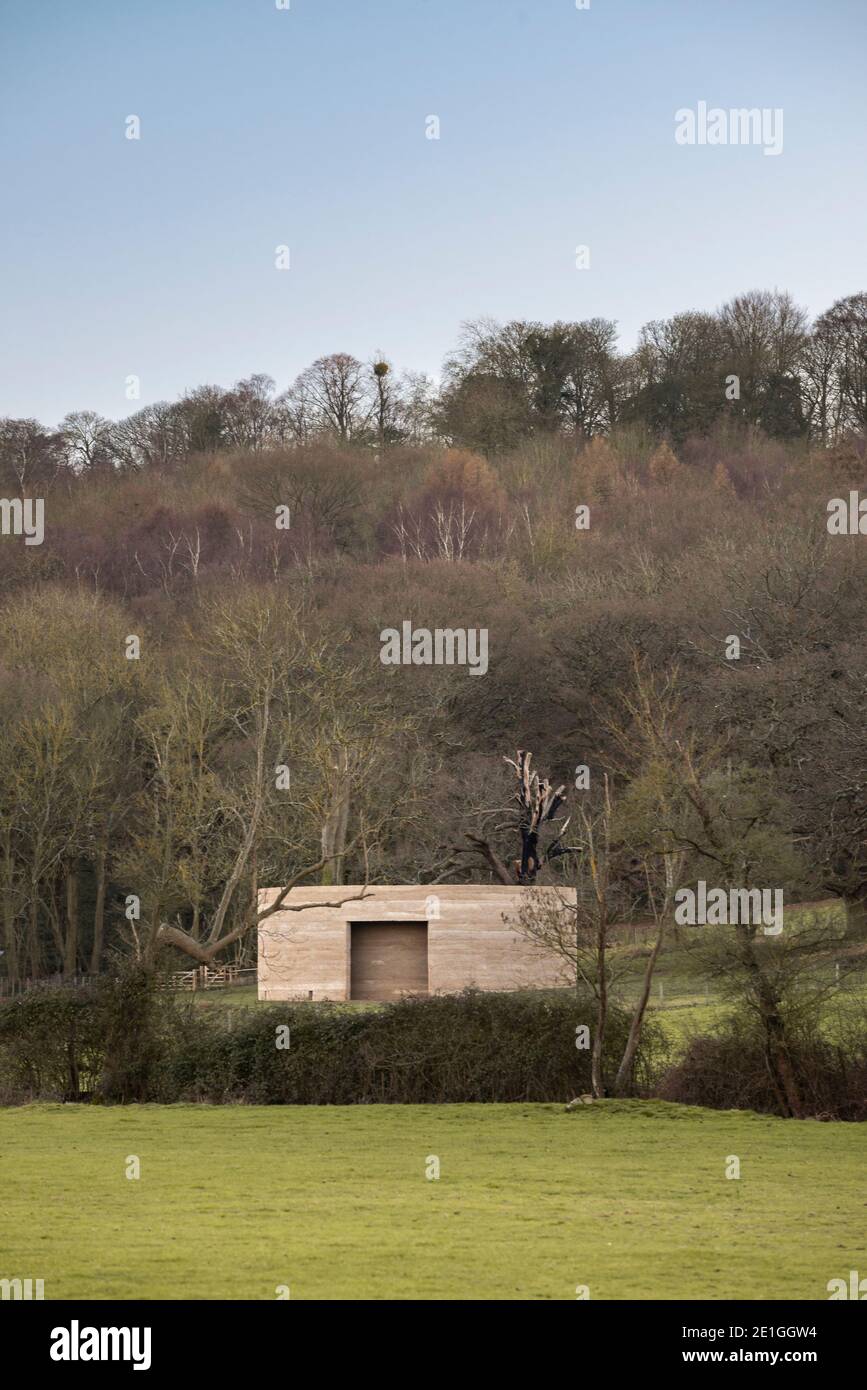Außenansicht von Writ in Water, einem architektonischen Kunstwerk von Mark Wallinger, in Zusammenarbeit mit Studio Octopi, in Runnymede, Surrey, Großbritannien, im Auftrag des National Trust, um die bleibende Bedeutung von Magna Carta zu feiern. Stockfoto