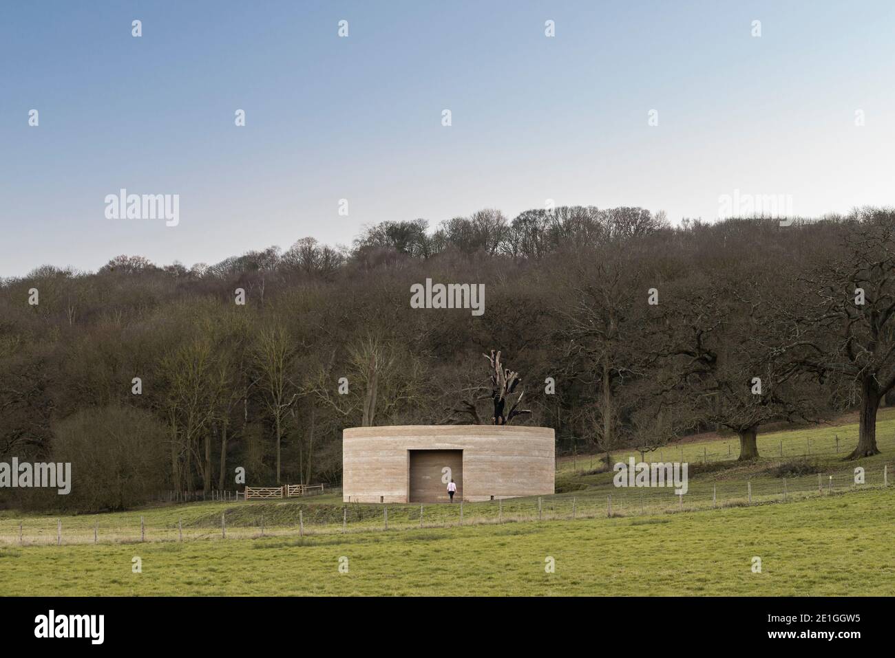 Außenansicht von Writ in Water, einem architektonischen Kunstwerk von Mark Wallinger, in Zusammenarbeit mit Studio Octopi, in Runnymede, Surrey, Großbritannien, im Auftrag des National Trust, um die bleibende Bedeutung von Magna Carta zu feiern. Stockfoto