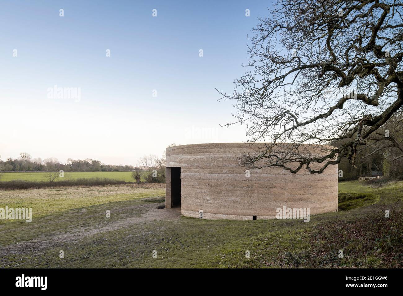 Außenansicht von Writ in Water, einem architektonischen Kunstwerk von Mark Wallinger, in Zusammenarbeit mit Studio Octopi, in Runnymede, Surrey, Großbritannien, im Auftrag des National Trust, um die bleibende Bedeutung von Magna Carta zu feiern. Stockfoto