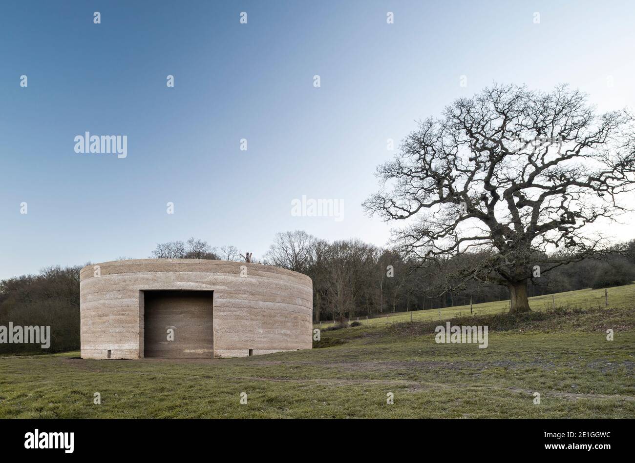 Außenansicht von Writ in Water, einem architektonischen Kunstwerk von Mark Wallinger, in Zusammenarbeit mit Studio Octopi, in Runnymede, Surrey, Großbritannien, im Auftrag des National Trust, um die bleibende Bedeutung von Magna Carta zu feiern. Stockfoto