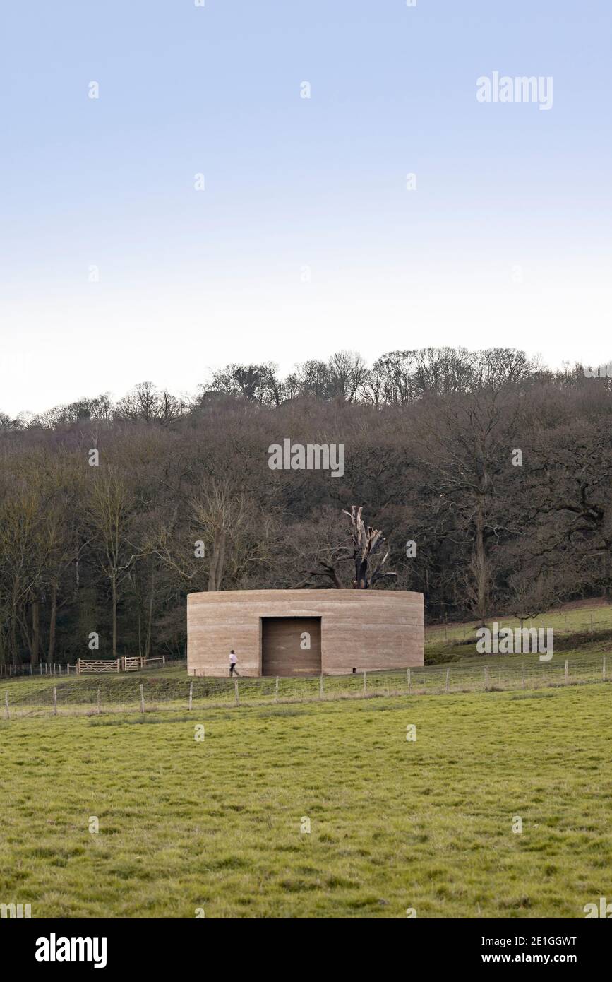 Außenansicht von Writ in Water, einem architektonischen Kunstwerk von Mark Wallinger, in Zusammenarbeit mit Studio Octopi, in Runnymede, Surrey, Großbritannien, im Auftrag des National Trust, um die bleibende Bedeutung von Magna Carta zu feiern. Stockfoto
