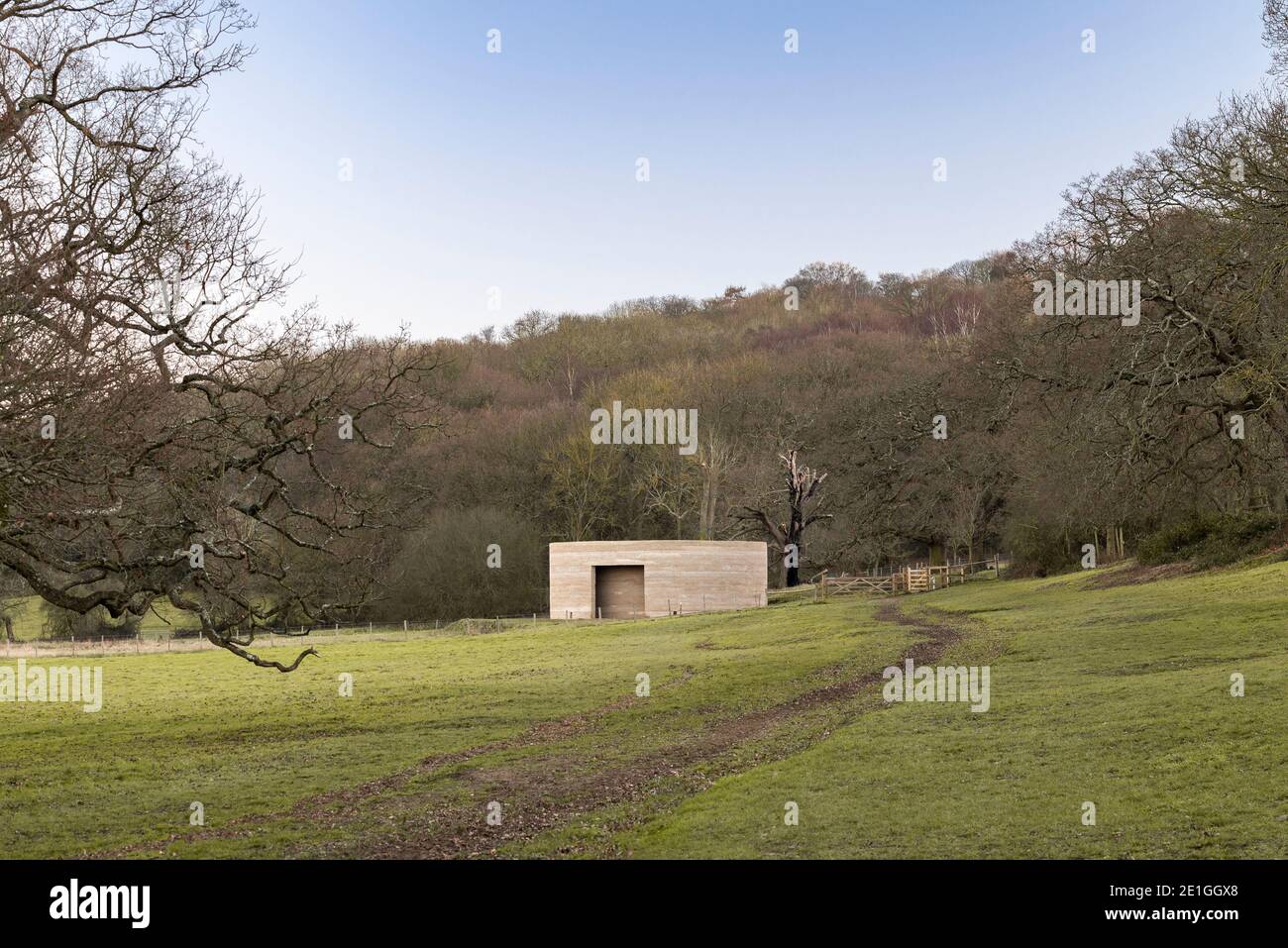 Außenansicht von Writ in Water, einem architektonischen Kunstwerk von Mark Wallinger, in Zusammenarbeit mit Studio Octopi, in Runnymede, Surrey, Großbritannien, im Auftrag des National Trust, um die bleibende Bedeutung von Magna Carta zu feiern. Stockfoto