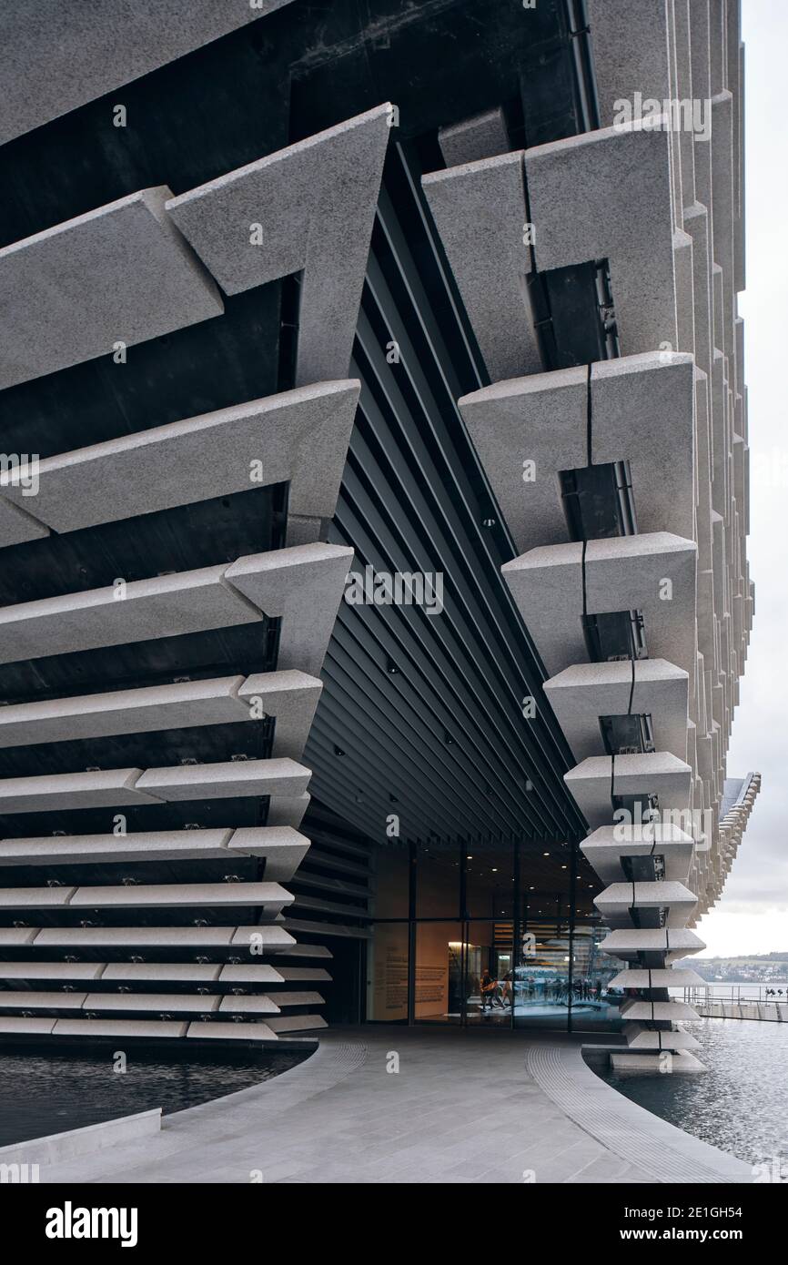 Außenansicht des V&A Dundee vom japanischen Architekten Kengo Kuma, einem Designmuseum am Ufer von Dundee, Schottland, Großbritannien. Stockfoto