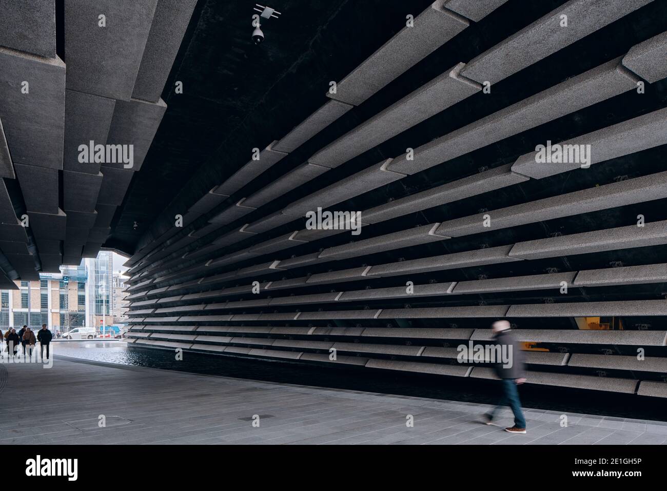 Außenansicht des V&A Dundee vom japanischen Architekten Kengo Kuma, einem Designmuseum am Ufer von Dundee, Schottland, Großbritannien. Stockfoto