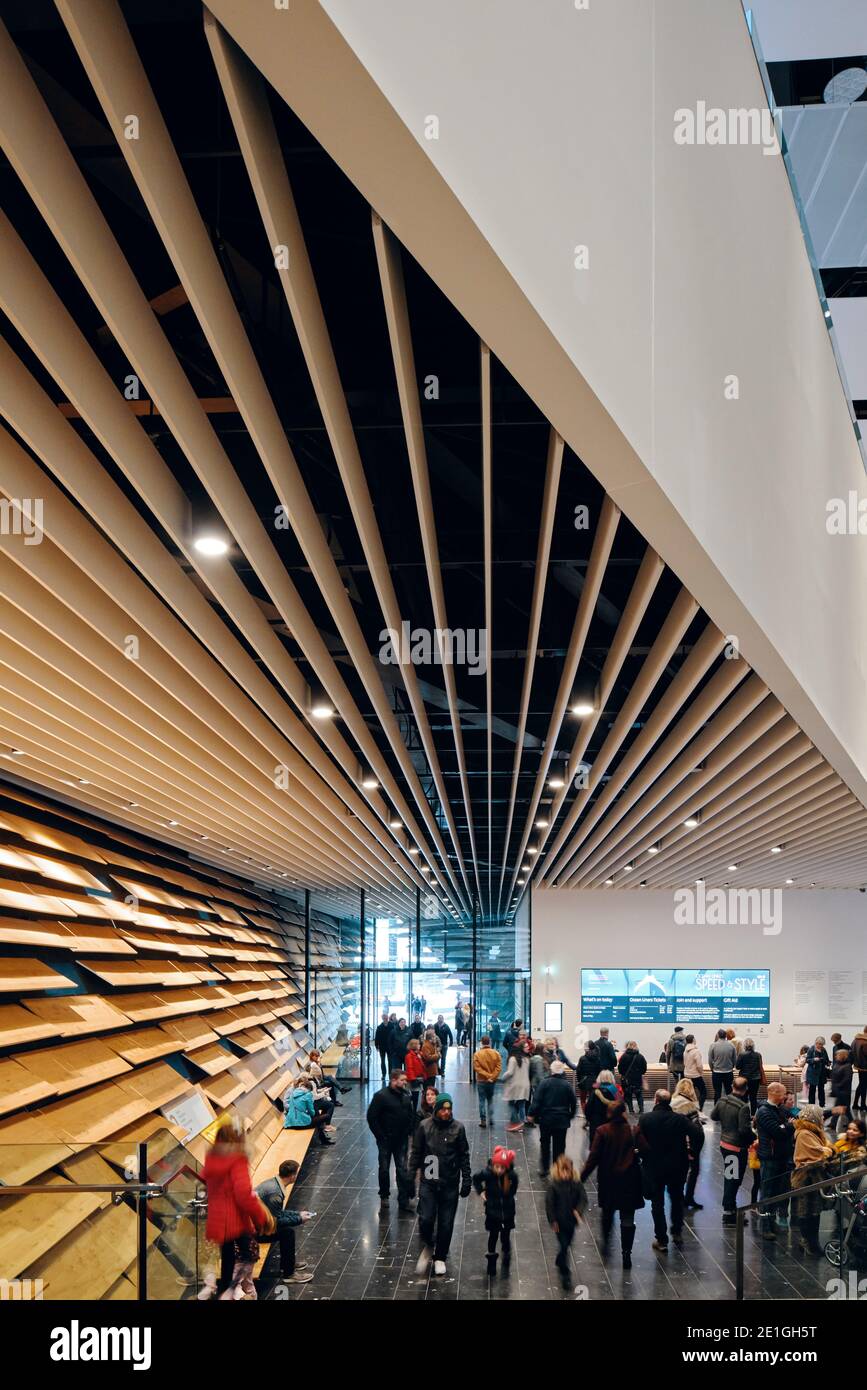 Innenansicht des V&A Dundee vom japanischen Architekten Kengo Kuma, einem Designmuseum am Ufer von Dundee, Schottland, Großbritannien. Stockfoto