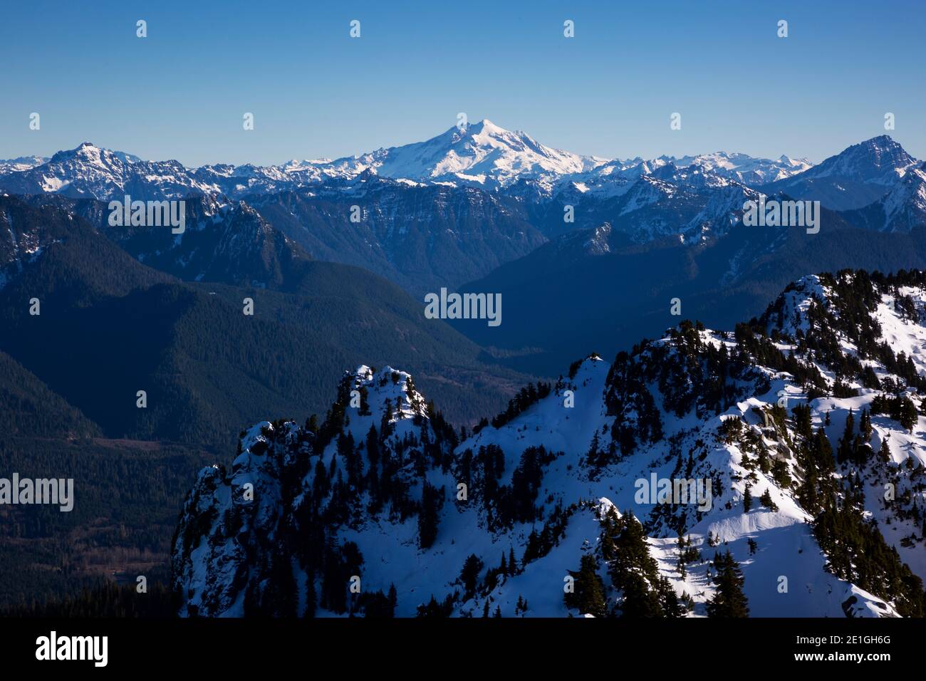 WA19051-00...WASHINGTON - Blick auf den Glacier Peak vom Feueraussicht im Mount Pilchuck State Park. Stockfoto