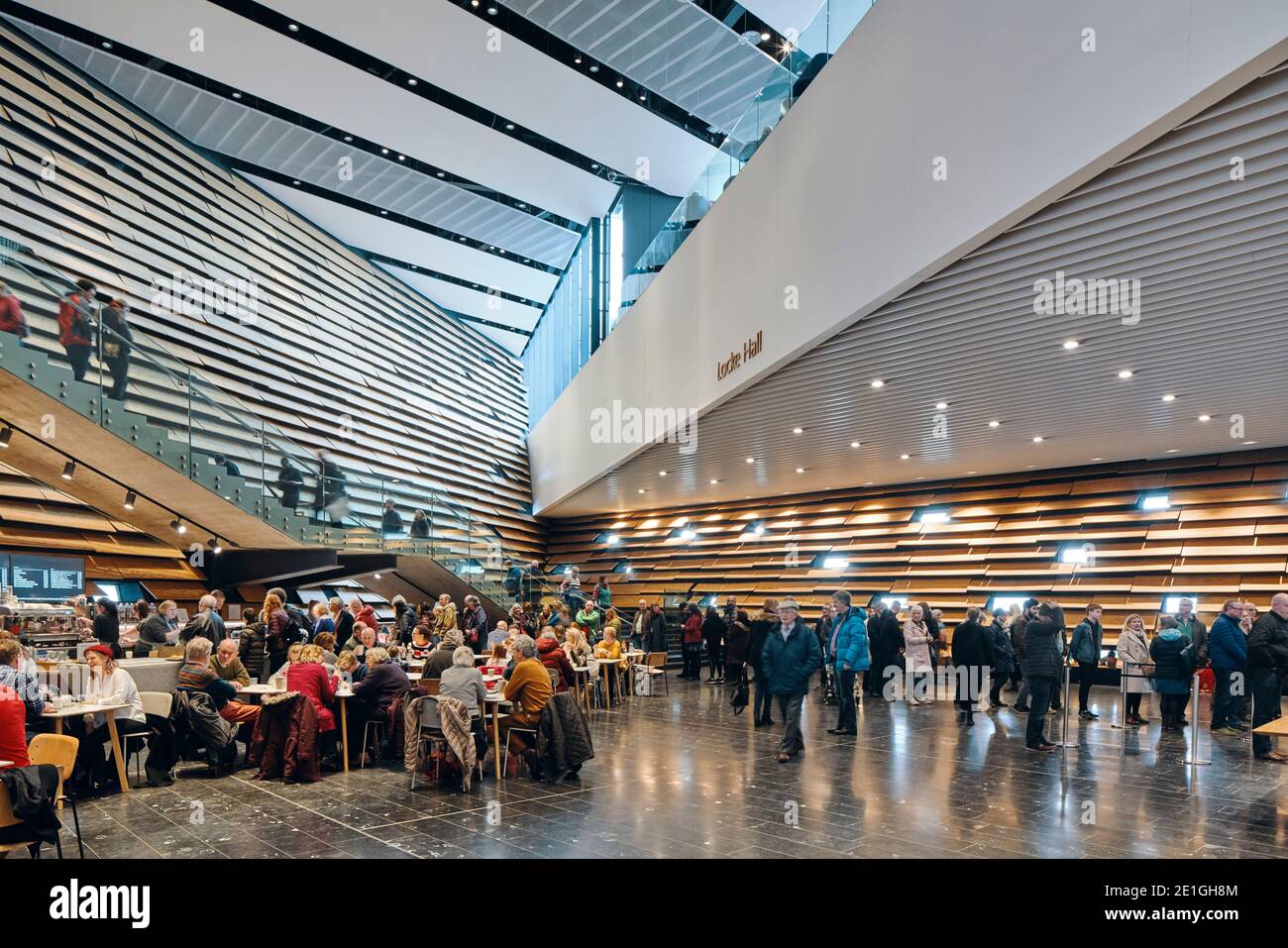 Innenansicht des V&A Dundee vom japanischen Architekten Kengo Kuma, einem Designmuseum am Ufer von Dundee, Schottland, Großbritannien. Stockfoto