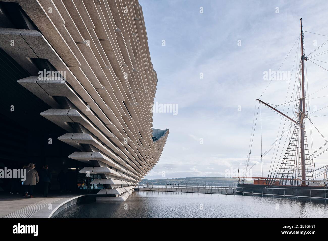 Außenansicht des V&A Dundee vom japanischen Architekten Kengo Kuma, einem Designmuseum am Ufer von Dundee, Schottland, Großbritannien. Stockfoto
