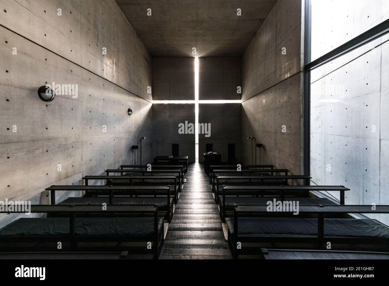Innenansicht der Kirche des Lichts, Osaka, Japan von Tadao Ando. Stockfoto