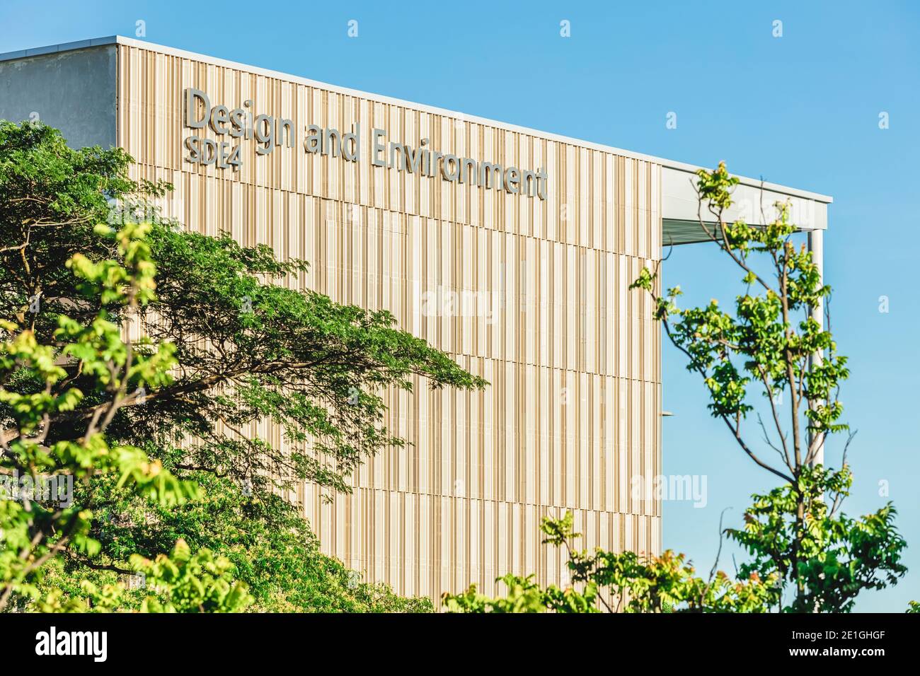 Außenansicht der School of Design and Environment, National University of Singapore (SDE4) Singapurs erstes neu erbautes Net-Zero Energy Building. Stockfoto