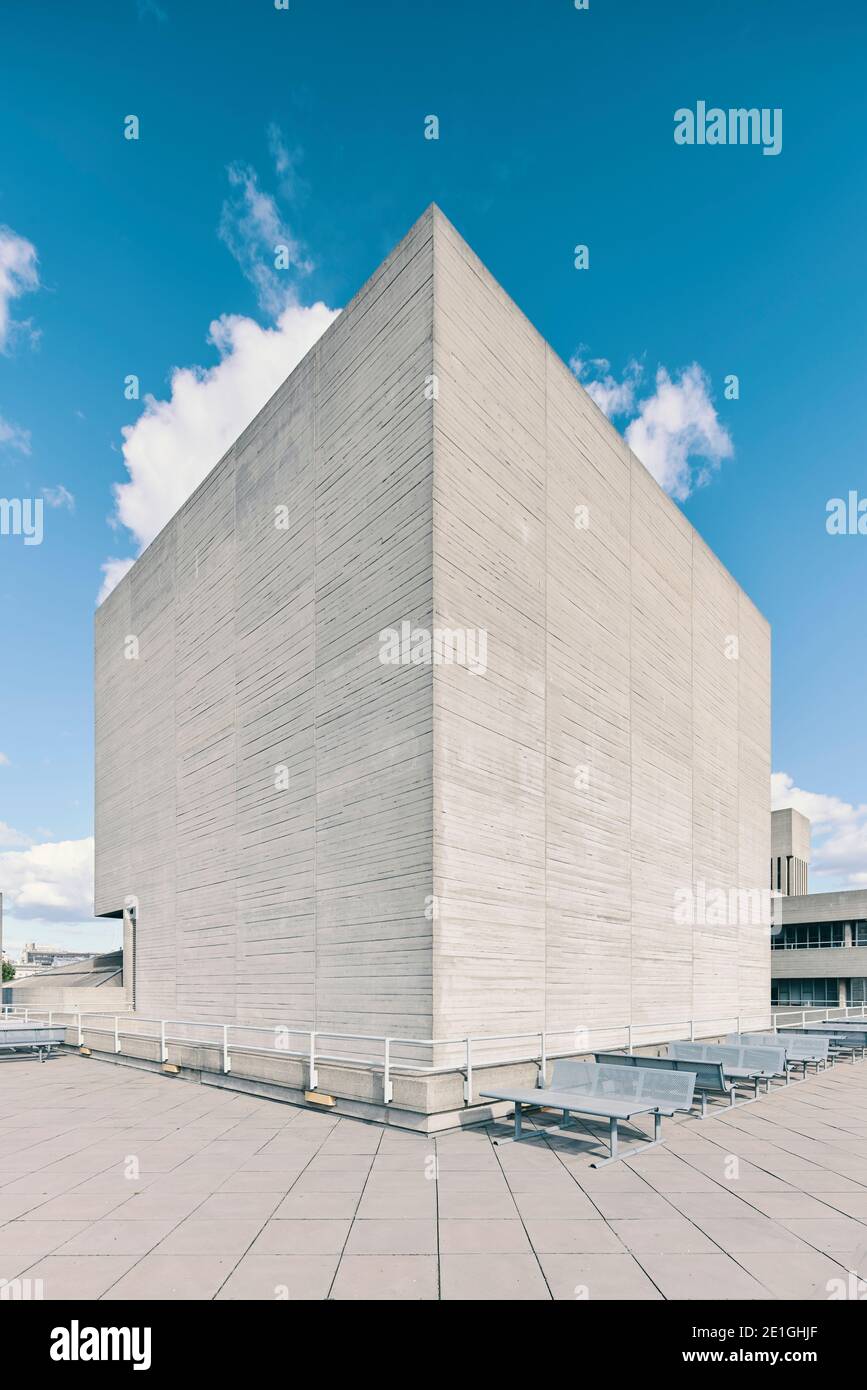 Außenansicht des Royal National Theatre am Londoner South Bank, einem brutalistischen Betongebäude mit horizontalen Terrassen, London, England, Großbritannien. Stockfoto