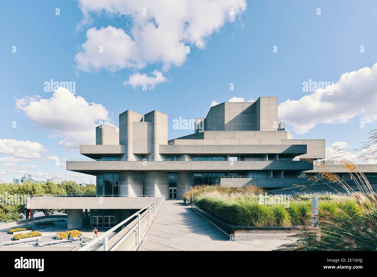 Außenansicht des Royal National Theatre am Londoner South Bank, einem brutalistischen Betongebäude mit horizontalen Terrassen, London, England, Großbritannien. Stockfoto