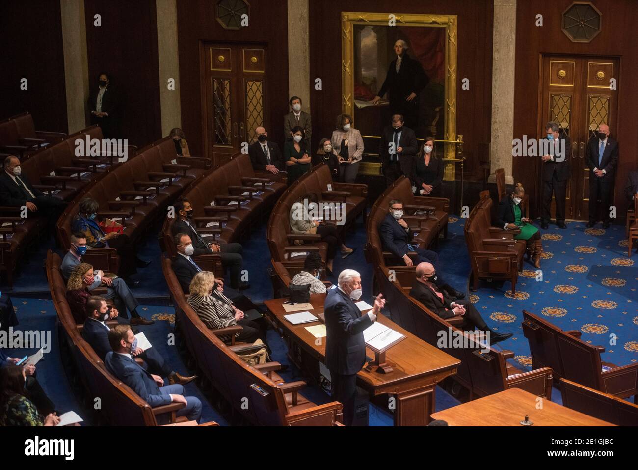 Der Mehrheitsführer des US-Repräsentantenhauses Steny Hoyer (Demokrat von Maryland) spricht vor dem Kongress, während sie sich am Mittwoch, den 6. Januar 2021, im US-Kapitol in Washington, D.C. zur Debatte über die Zertifizierung von Wahlkollegialen durch Arizona treffen. Kredit: Amanda Voisard/Pool via CNP - Gebrauch weltweit Stockfoto