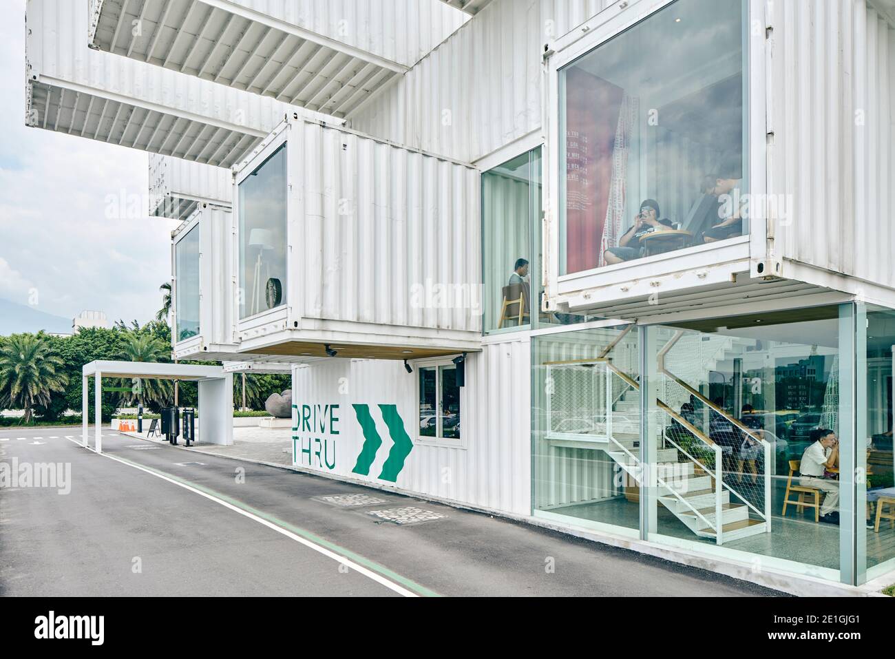 Außenansicht des ersten Starbucks Cafés im asiatisch-pazifischen Raum, aus recycelten Transportcontainern gebaut, Hualien Bay Mall, Hualie, Taiwan. Stockfoto