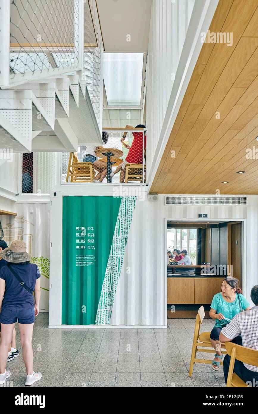 Innenansicht des ersten Starbucks Cafés im asiatisch-pazifischen Raum, aus recycelten Transportcontainern gebaut, Hualien Bay Mall, Hualie, Taiwan. Stockfoto