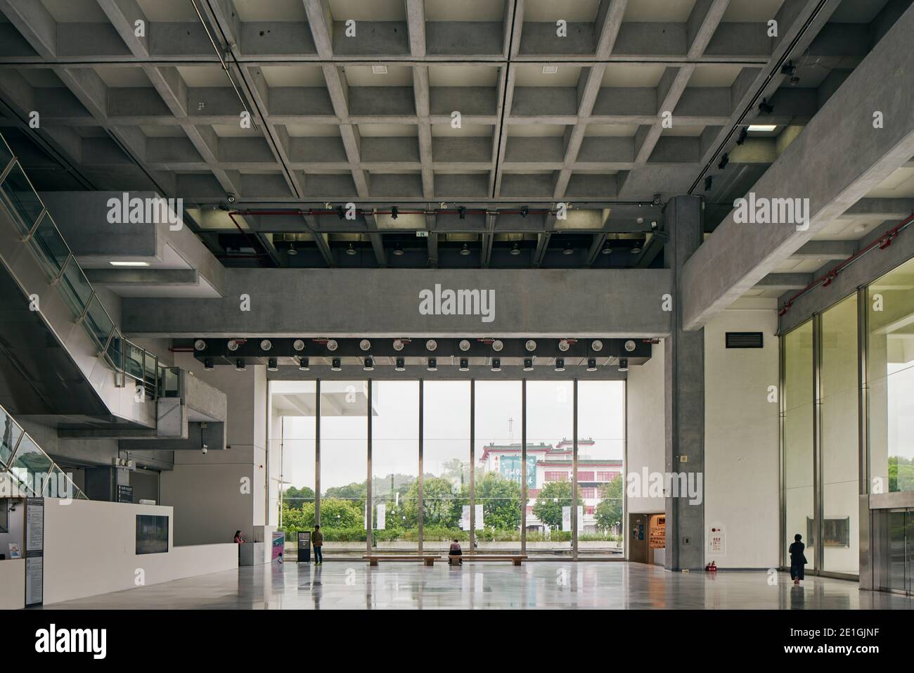 Das Innere des Taipei Fine Arts Museum, ein Beton- und Glasgebäude und Taiwans erstes Museum für moderne und zeitgenössische Kunst Stockfoto