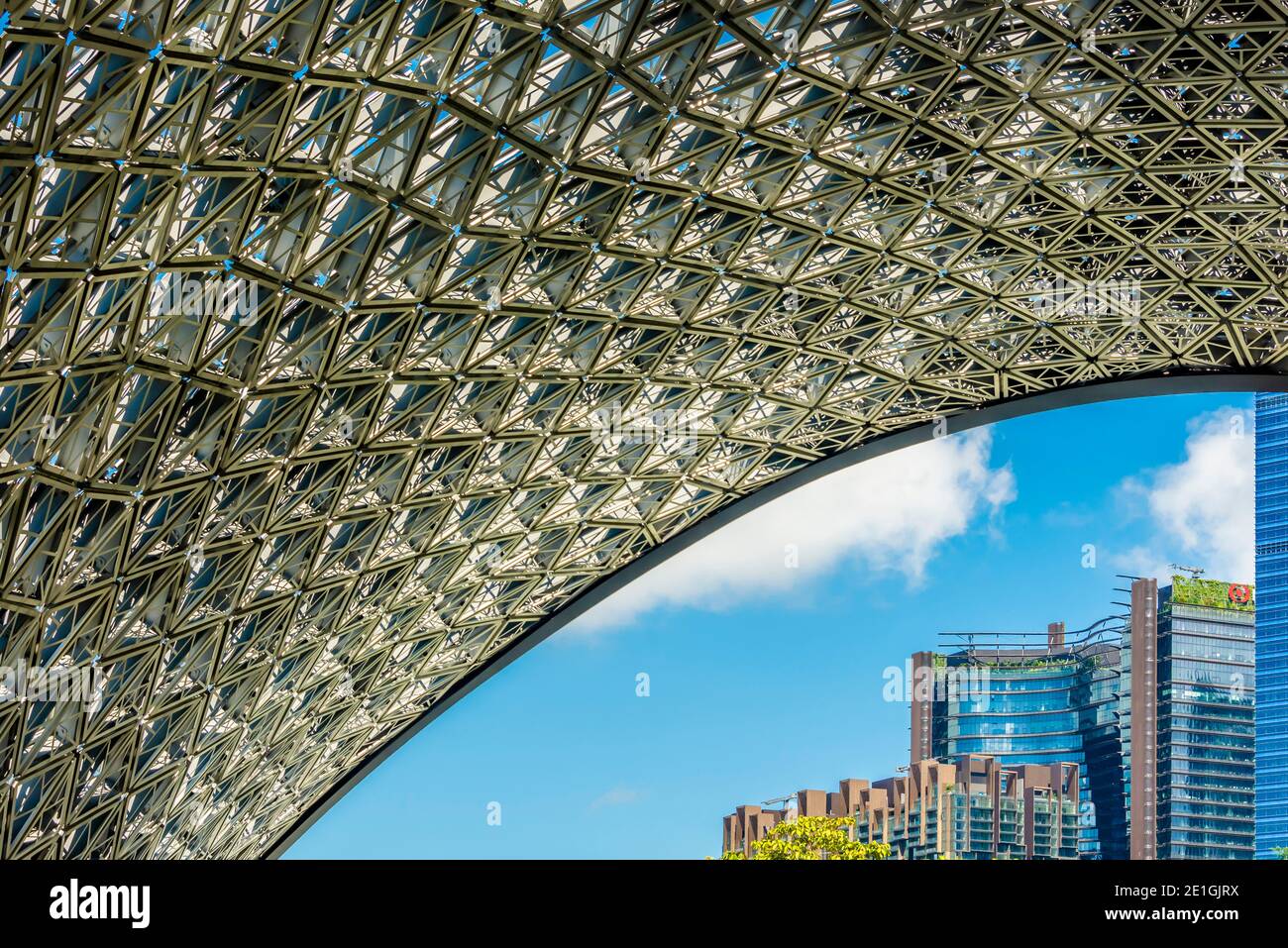 Außenansicht von Marina One, einem hochdichten Mischnutzungskomplex für das neue Finanzviertel Marina Bay in der Innenstadt von Singapur, von unterhalb des The Future of US Pavilion gesehen. Stockfoto