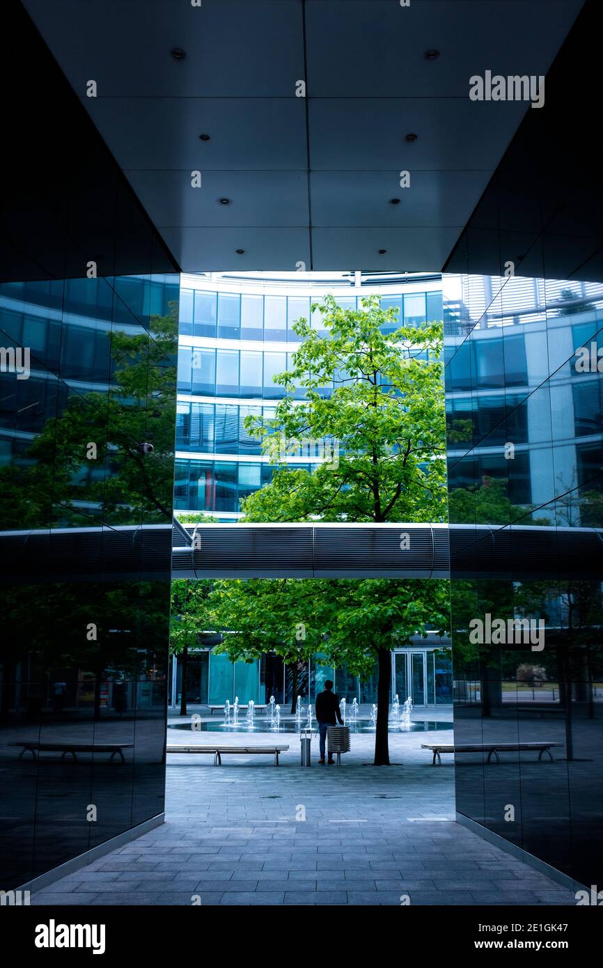 Glasfassade des Metropolitan Bürogebäudes auf dem Pilsudski Platz in Warschau, Polen. Stockfoto