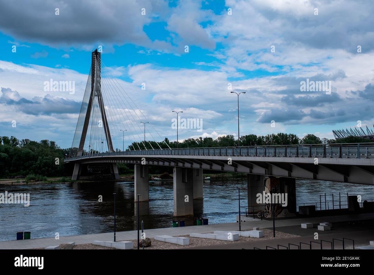 Blick auf die Swietokrzyski Brücke über die Weichsel in Warschau, Polen. Stockfoto