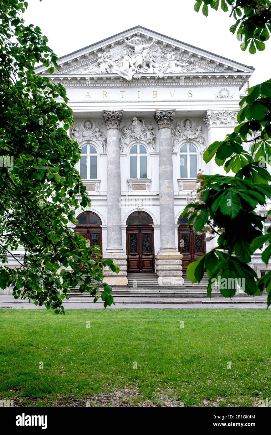 Renaissance-Revival Portico der Zacheta National Gallery of Art in Warschau, Polen. Stockfoto