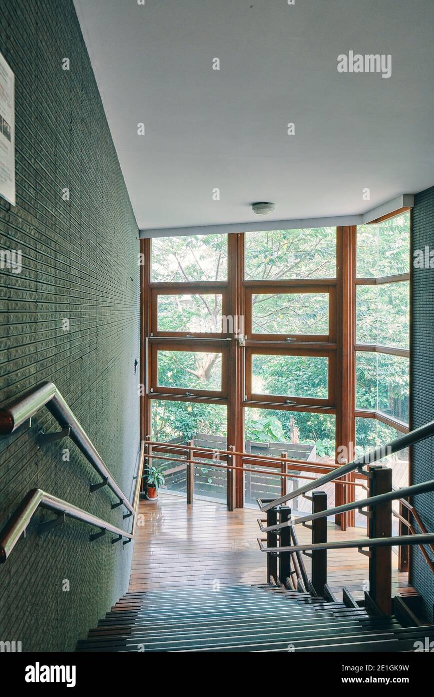 Das Innere der öffentlichen Bibliothek in Beitou, Taipei, Taiwans erste grüne Bibliothek, eines der energieeffizientesten und umweltfreundlichsten Gebäude Ostasiens. Stockfoto