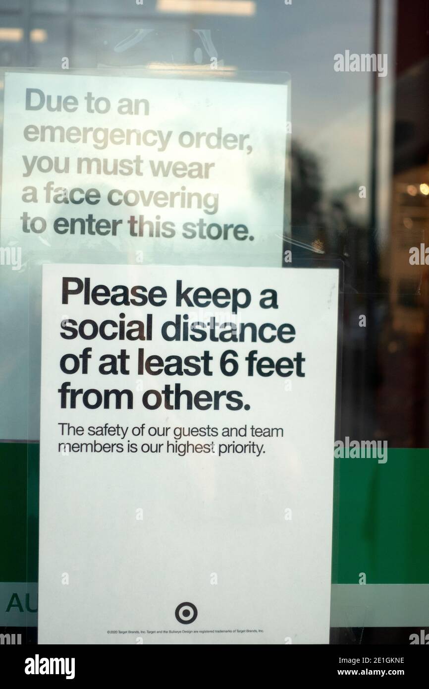Melden Sie sich an der Tür des Ladens an und bitten Sie die Mitarbeiter, sich mindestens 6 Meter von anderen entfernt zu befinden. St. Paul Minnesota, USA Stockfoto