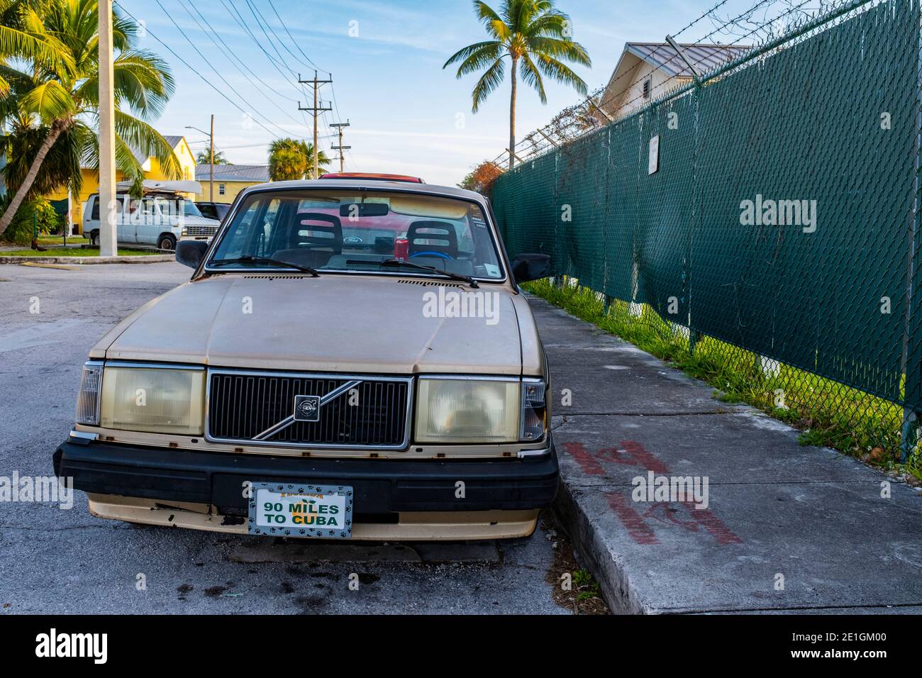 Volvo mit Kennzeichen '90 Meilen nach Kuba' in Key West, Florida Stockfoto