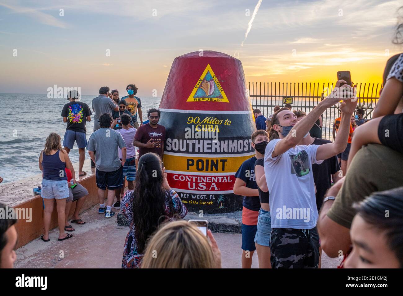 Touristen am südlichsten Punkt, Key West, Florida Stockfoto