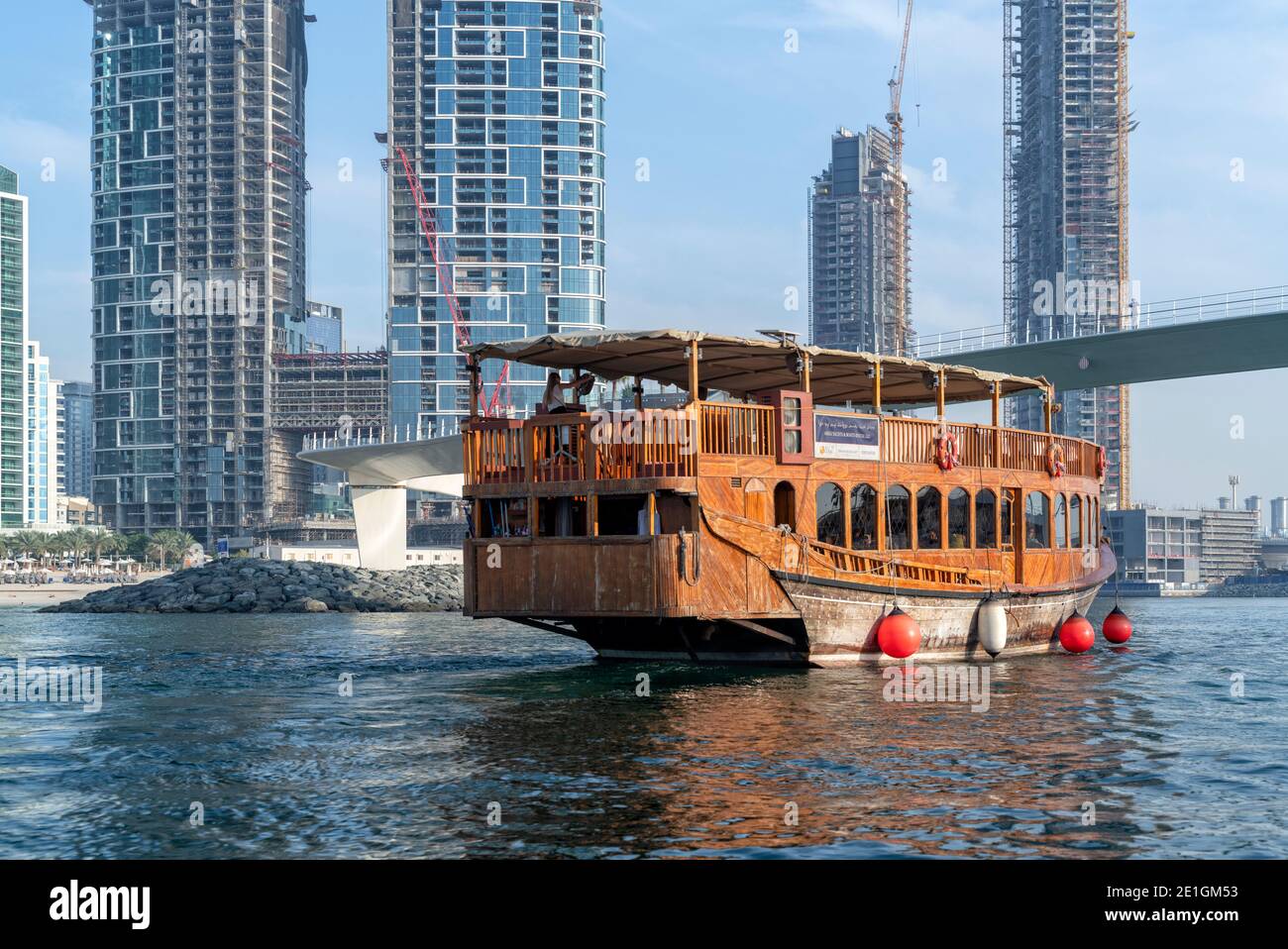 Traditionelle Fähre in der Dubai Marina, VAE. Stockfoto