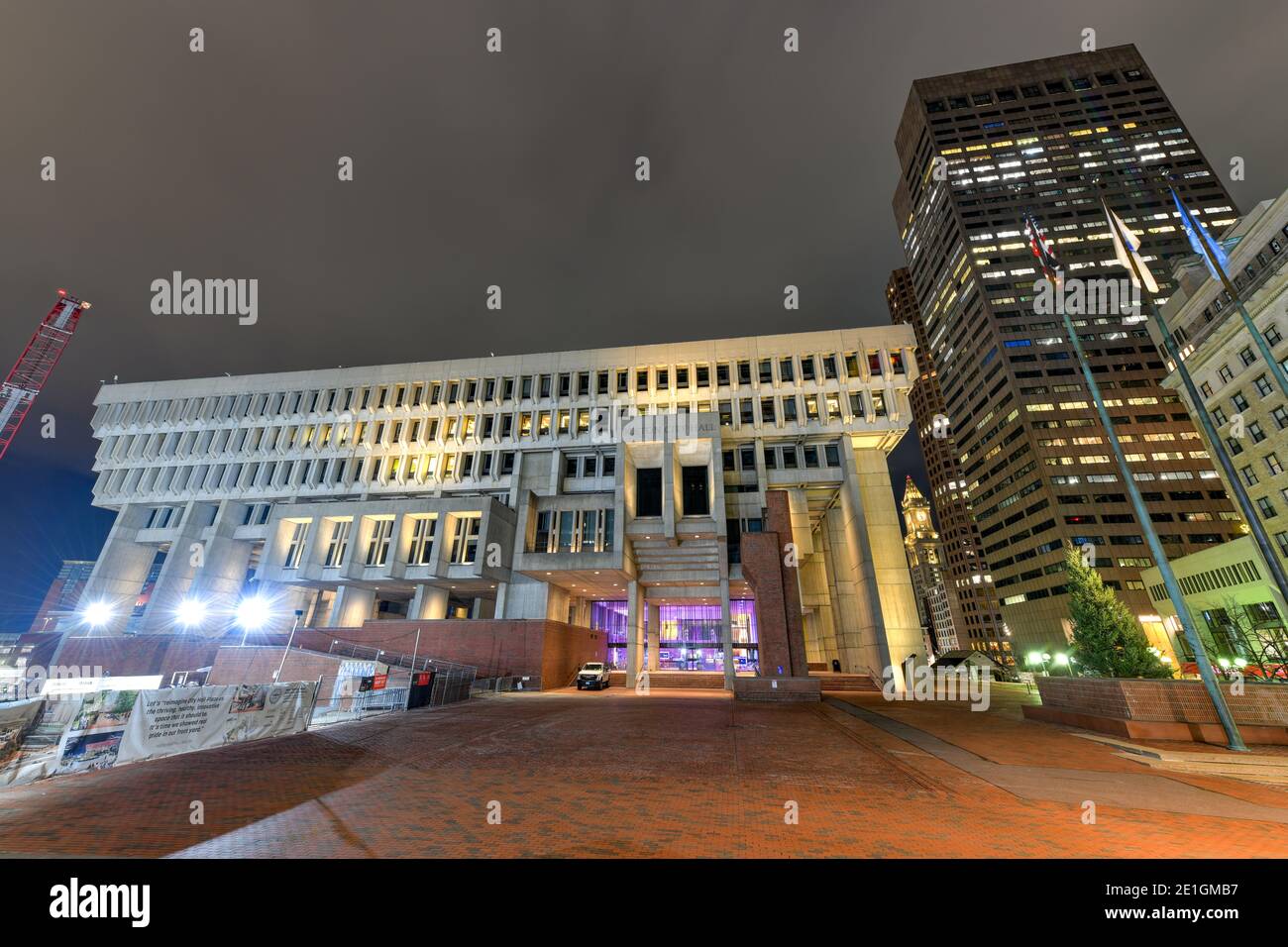 Boston, MA - Nov 27, 2020: Boston City Hall in Government Center im Brutalistischen Stil gebaut, am Abend gezeigt. Stockfoto Boston, MA - Nov 27, 2020: Boston City Hall in Government Center im Brutalistischen Stil gebaut, am Abend gezeigt. Stockfoto