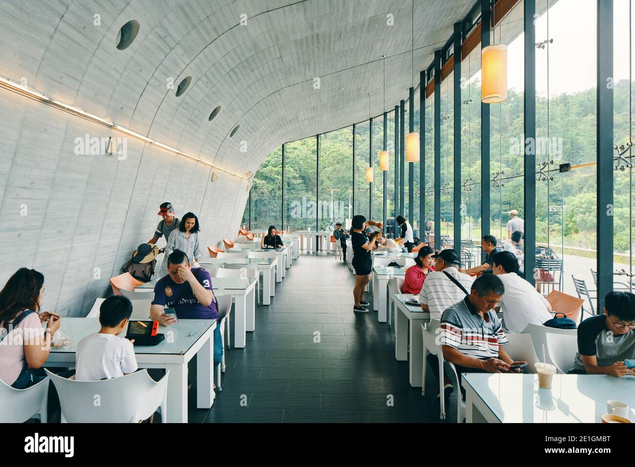 Innenansicht des Cafés im Xiangshang Visitor Center im Sun Moon Lake, Nantou County, Taiwan, ein schlankes und harmonisches Betongebäude. Stockfoto