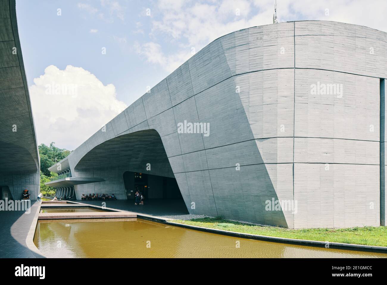 Außenansicht des Xiangshang Besucherzentrums in Sun Moon Lake, Nantou County, Taiwan, ein schlankes und harmonisches Betongebäude. Stockfoto