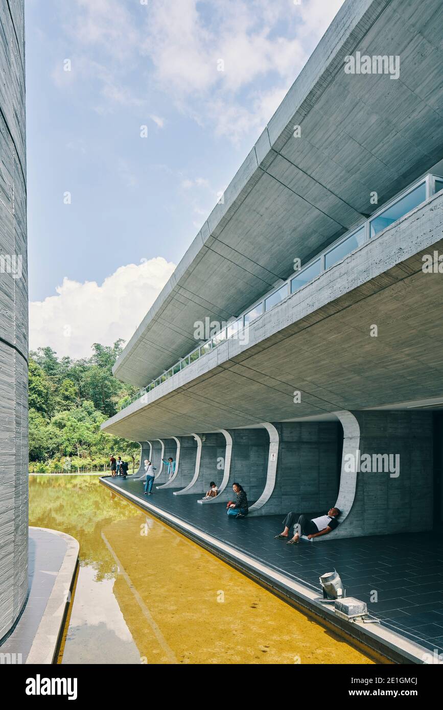 Außenansicht des Xiangshang Besucherzentrums in Sun Moon Lake, Nantou County, Taiwan, ein schlankes und harmonisches Betongebäude. Stockfoto