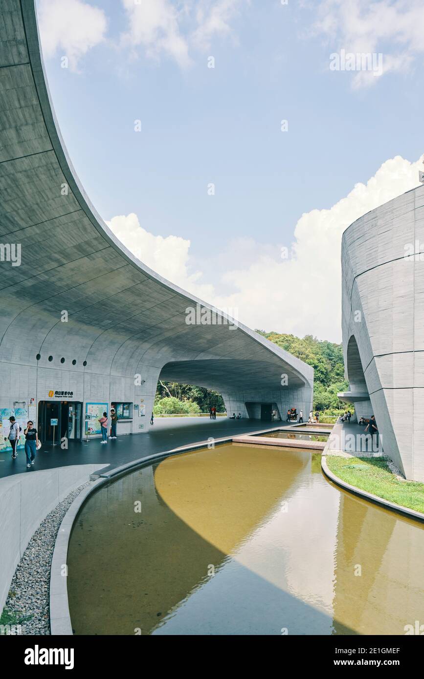 Außenansicht des Xiangshang Besucherzentrums in Sun Moon Lake, Nantou County, Taiwan, ein schlankes und harmonisches Betongebäude. Stockfoto