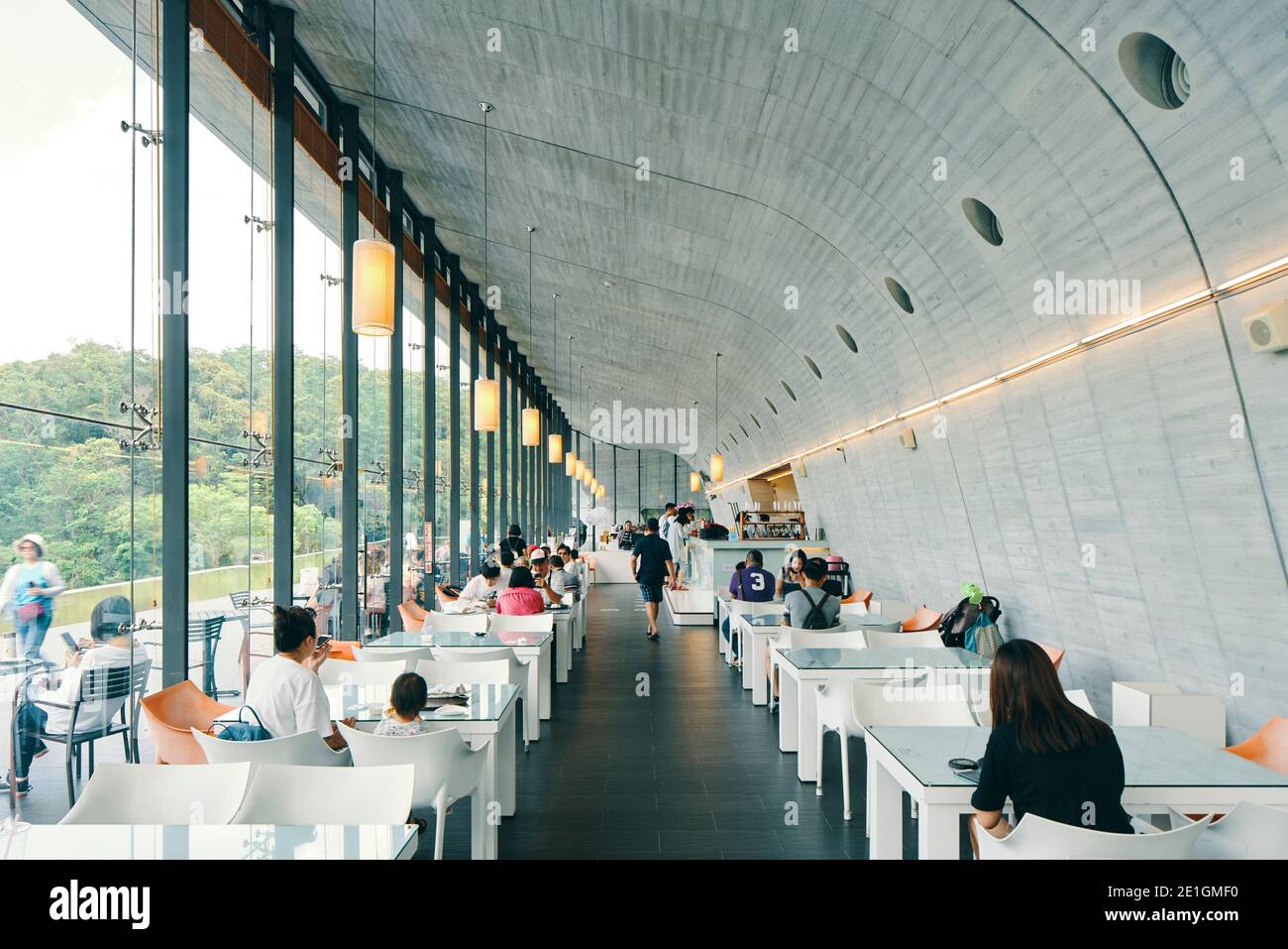 Innenansicht des Cafés im Xiangshang Visitor Center im Sun Moon Lake, Nantou County, Taiwan, ein schlankes und harmonisches Betongebäude. Stockfoto